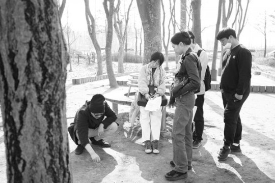 홍상수 감독의 '소설가의 영화'가 4월 21일 국내 개봉을 앞두고 촬영 현장 스틸을 공개했다. /사진=전원사 제공