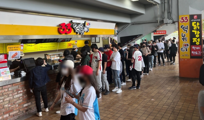 33떡볶이 사직구장내 매장 모습 (33떡볶이 제공)