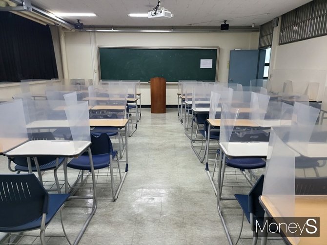 A대학에 설치돼있는 가림막. 얇은 소재라 사람이 지나다니면 구부러지는 등 제 역할을 하지 못한다. /사진=전은지 기자