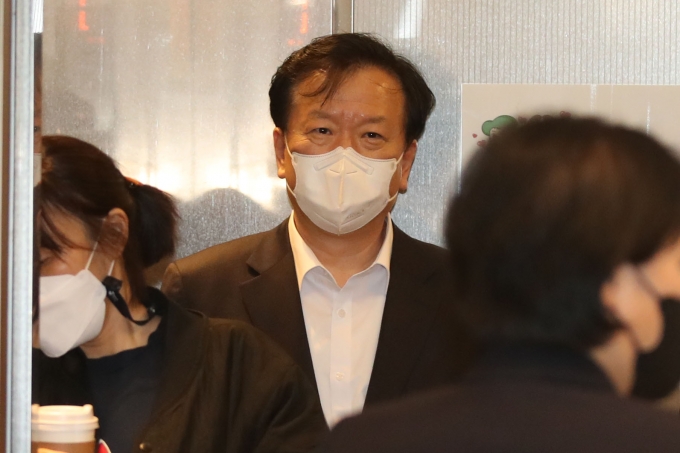 정호영 보건복지부 장관 후보자의 자녀들이 정 후보자가 경북대병원 부원장으로 재직하던 시절 경북대의대에 편입해 논란이 이어지고 있다. 사진은 정 후보자가 14일 오후 점심식사를 마친 뒤 서울 서대문구 국민연금공단 서울북부지역본부에 마련된 청문회 준비 사무실로 향하는 모습. /사진=뉴시스