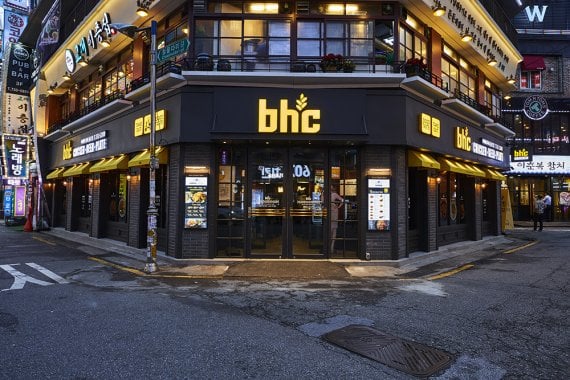 bhc그룹은 외식 사업을 확장하고 있다. 사진은 bhc치킨 매장./사진제공=bhc