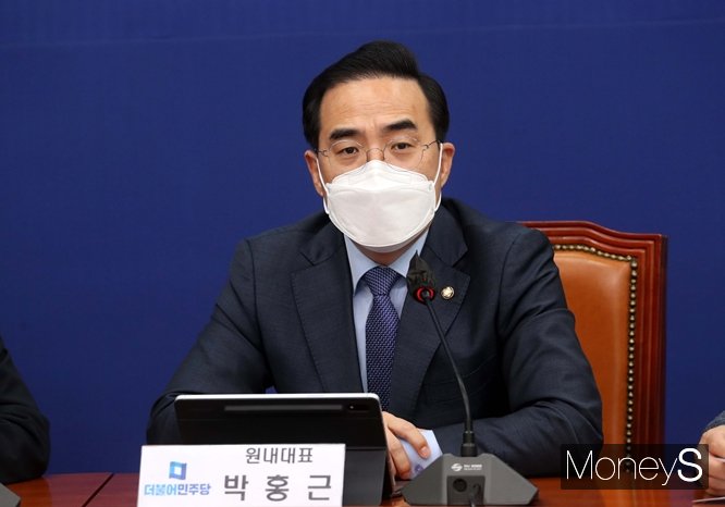 더불어민주당이 15일 '검수완박(검찰 수사권 완전 박탈)' 관련 법안을 발의했다. 사진은 박홍근 민주당 원내대표. /사진=장동규 기자