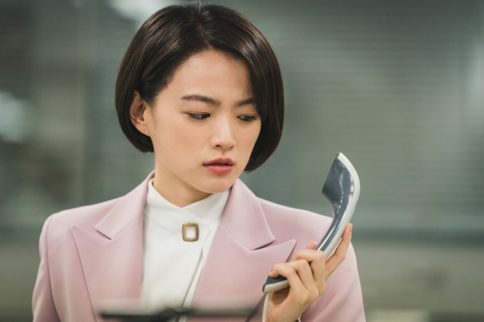영화 ‘앵커’는 방송국 간판 앵커 세라(천우희 분)에게 누군가 자신을 죽일 것이라며 직접 취재해 달라는 제보 전화가 걸려온 후, 그녀에게 벌어지는 기묘한 일을 그린 미스터리 스릴러다. /사진=에이스메이커무비웍스 제공