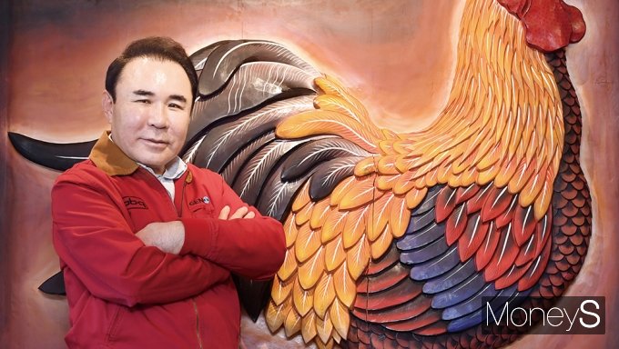 서울 송파구에 위치한 제너시스BBQ 본사에서 만난 윤홍근 제너시스BBQ 회장이 포즈를 취하고 있다./사진=장동규 기자