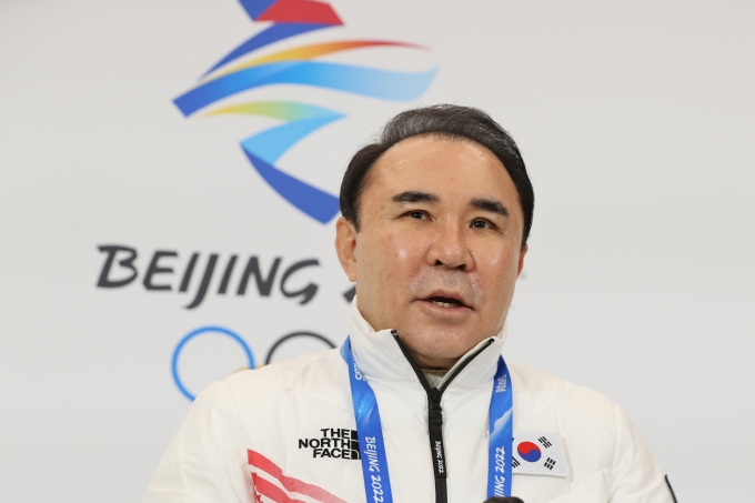 윤홍근 회장이 2022 베이징 동계올림픽 대한민국 선수단장으로 활동하던 지난 2월8일 중국 베이징 메인미디어센터에서 기자회견을 하고 있다. /사진=뉴스1
