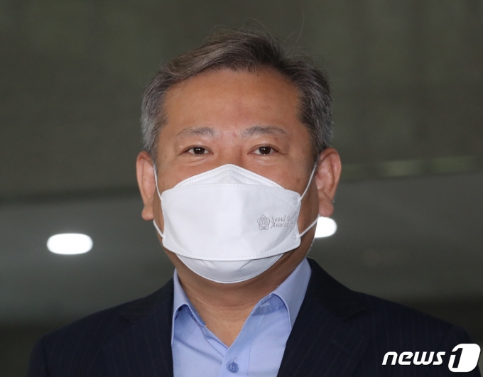 이상민 행정안전부 장관 후보자가 지난 14일 오전 서울 종로구 광화문 플래티넘에 마련된 인사청문회 준비사무실로 출근하며 취재진의 질문에 답하고 있다. 2022.4.14/뉴스1 © News1 이성철 기자