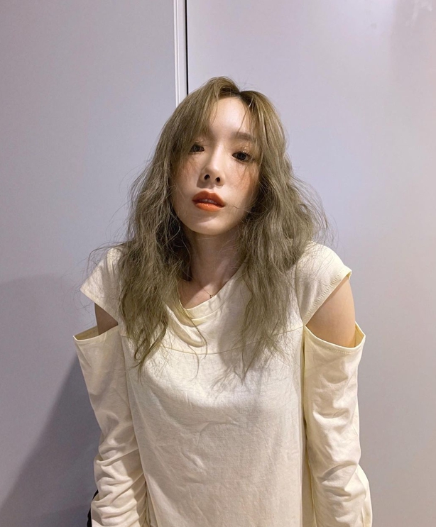 걸그룹 소녀시대 멤버 태연이 자신의 인스타그램에 여신 비주얼을 발산하는 사진을 올렸다. 사진은 태연 인스타그램