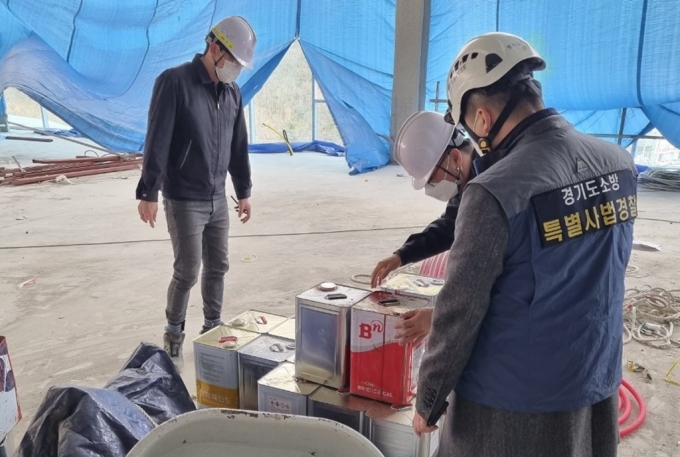 무허가 위험물 지정수량 이상 저장 적발. / 사진제공=경기도