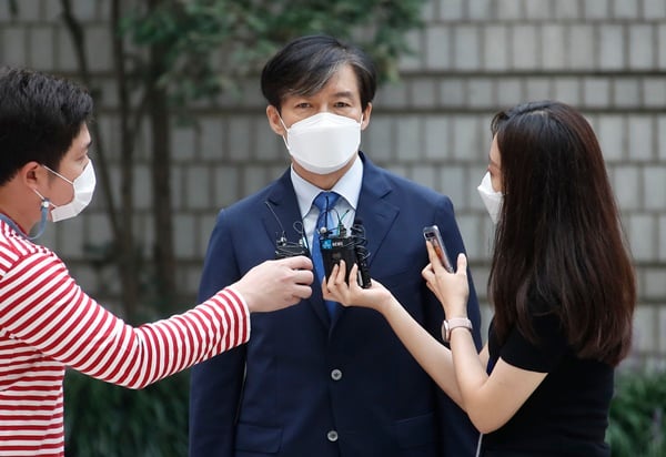 조국 전 법무부 장관이 18일 윤석열 당선인을 향해 정호영 보건복지부 장관 후보자를 자신과 똑같은 잣대로 재단할 것을 요구했다. 사진은 지난해 9월10일 서울 서초구 중앙지방법원에서 취재진에 질문을 받는 조 전 장관. /사진=뉴스1