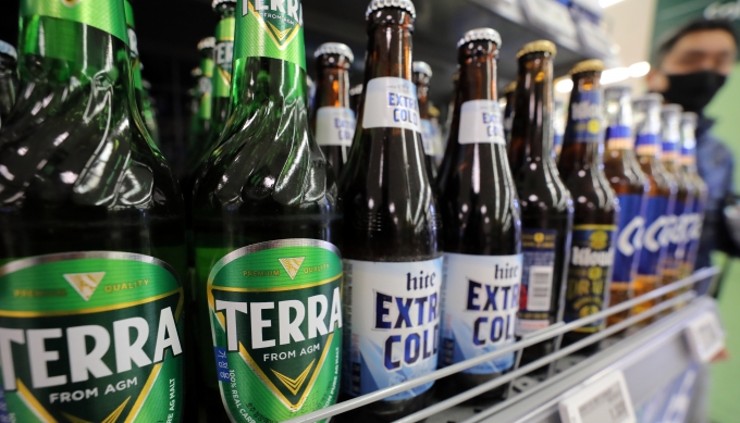 사회적 거리두기가 해제되면서 주류업계에 활기가 돌 것으로 예상된다. 서울의 한 마트에 맥주가 진열돼 있다./사진=뉴스1