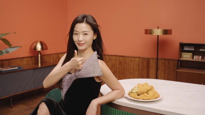 bhc치킨이 전지현과 전속 모델 재계약을 체결했다. 사진은 전지현의 bhc치킨 광고 이미지./사진제공=bhc