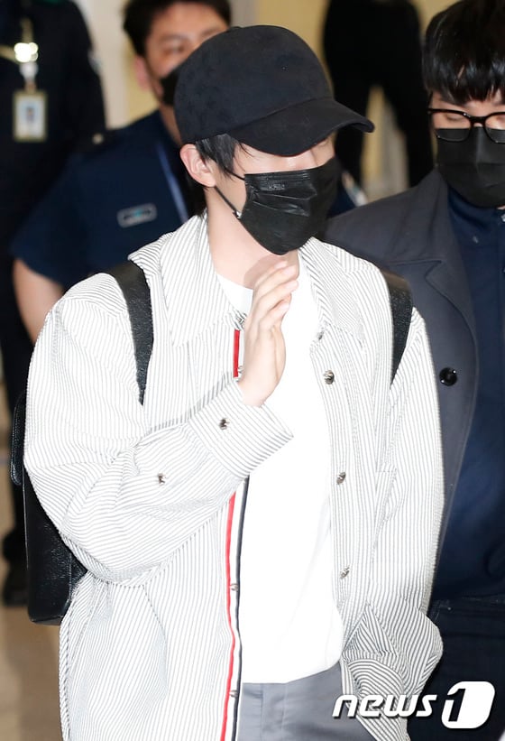 [사진] 방탄소년단 진, 부드러운 손인사