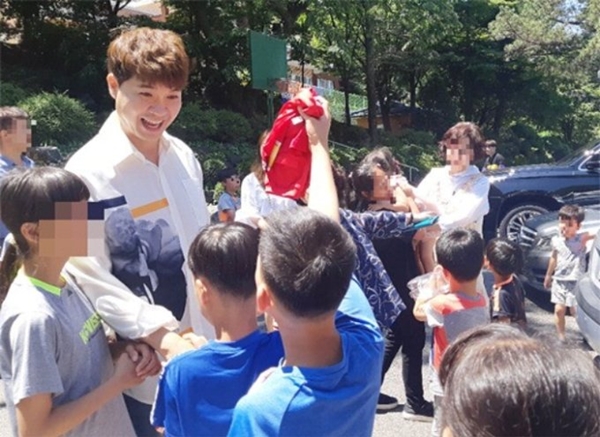 방송인 박수홍이 20년째 보육원에 기부하고 있다는 미담이 재조명되고 있다. 사진은 지난해 4월 애신원(애신아동복지센터)에서 아이들을 놀아주는 박수홍. /사진=애신원 제공