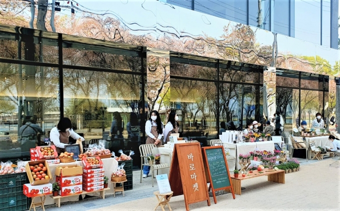 엔제리너스가 경북도와 함께 지역 대표 농산물 직거래 장터인 ‘바로마켓’ 2호점을 ‘엔제리너스 아일랜드점’에 오픈했다. (롯데GRS 제공)
