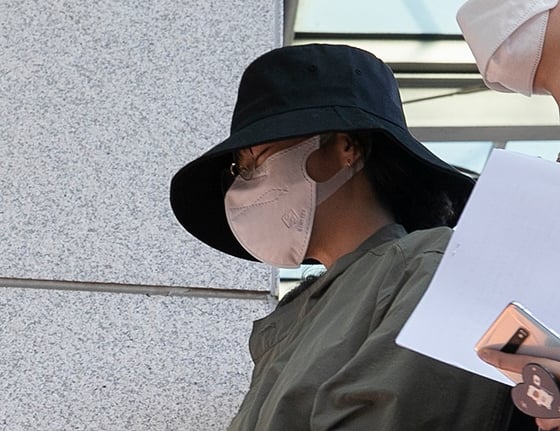 8억대 사망보험금을 노리고 남편 A씨를 숨지게 한 혐의로 공개수배된 이은해가 지난 16일 인천지방검찰청으로 압송되고 있다. /사진=뉴스1