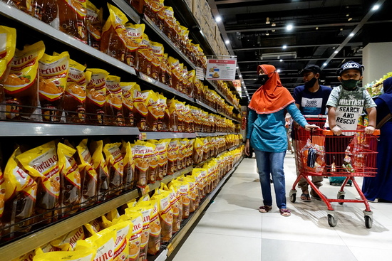 인도네시아가 식용유 원료인 팜유 수출을 중단할 방침이다. 사진은 인도네시아  자카르타 소재 상점에 있는 식용유 매대. /사진=로이터