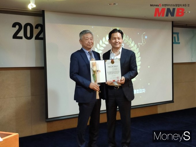 자가제빵 선명희피자 천정효 대표가 인증서를 받고 있다. (사진=강동완 기자)