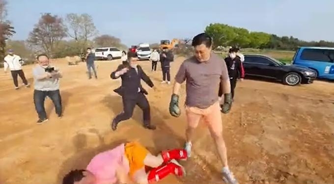 격투기 선수 명현만을 수차례 도발한 '나는솔로' 4기 영철(본명 이승용)이 실제 스파링에서 완패를 당했다. 사진은 영철(왼쪽)과 명현만. /사진=영철, 명현만 유튜브 캡처