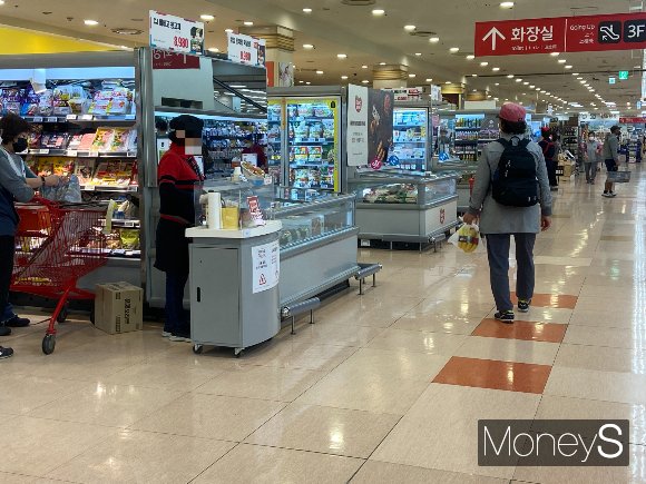 25일 오후 롯데마트 서울역점에서 시식행사가 진행되고 있다./사진=연희진 기자
