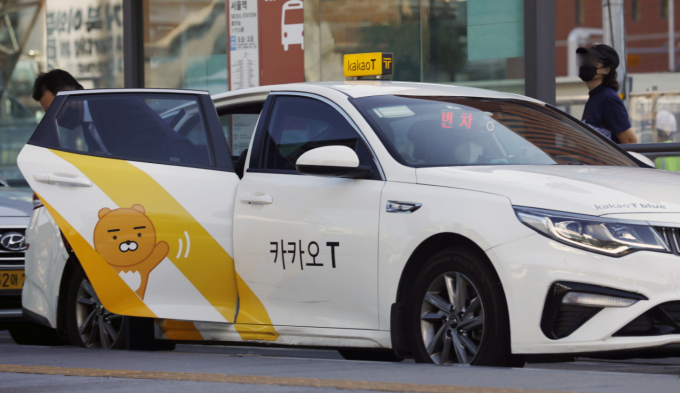 공정위가 콜 몰아주기 의혹을 빚은 카카오모빌리티에 제재 의견을 냈다. 사진은 서울시내에서 운행 중인 한 카카오택시. /사진=뉴시스