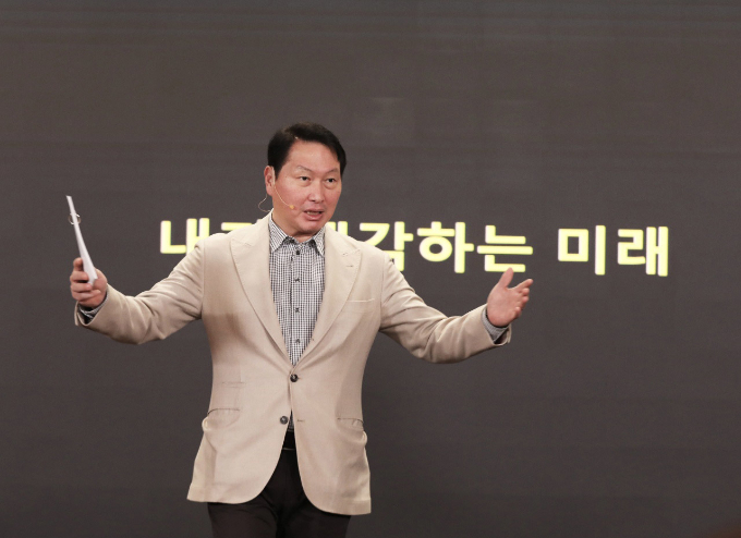 SK가 대기업집단 자산총액 2위에 등극했다. 사진은 지난달 11일 SK텔레콤 구성원들과 토론을 진행하는 최태원 SK 회장. /사진=뉴스1(SK텔레콤 제공)