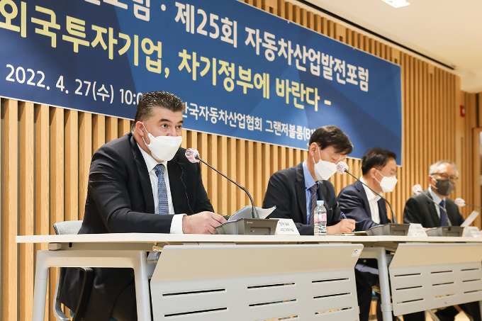 카허 카젬 한국지엠 사장이 '외국투자기업, 차기 정부에 바란다'를 주제로 열린 한 포럼에 참석해 한국이 외국기업 투자 유치를 늘리려면 관련 제도 개선과 노동개혁이 필요하다는 주장을 내놨다. /사진=한국지엠
