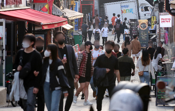 정부가 오는 29일 실외 마스크 해제 여부를 발표한다. 지난 24일 오후 서울 용산구 이태원의 한 골목에서 시민들이 휴일을 즐기고 있다./사진=뉴스1 