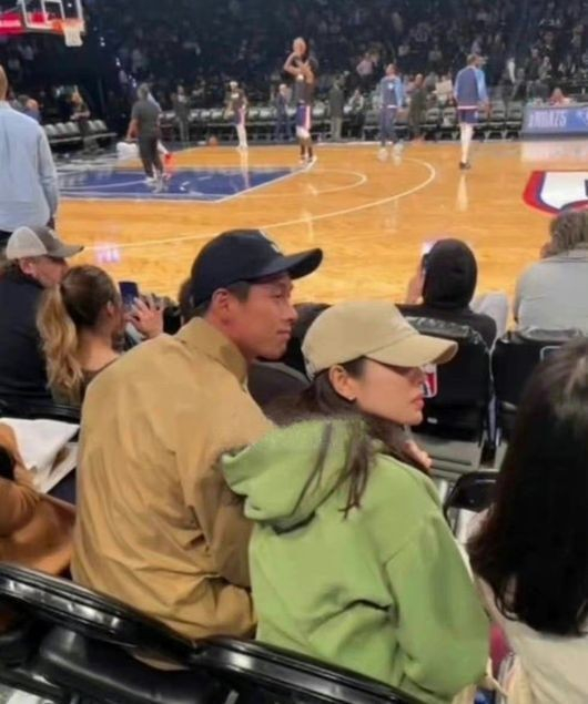배우 현빈, 손예진 부부가 미국 프로농구(NBA) 경기를 직관하는 근황이 전해졌다. /사진=웨이보 캡처