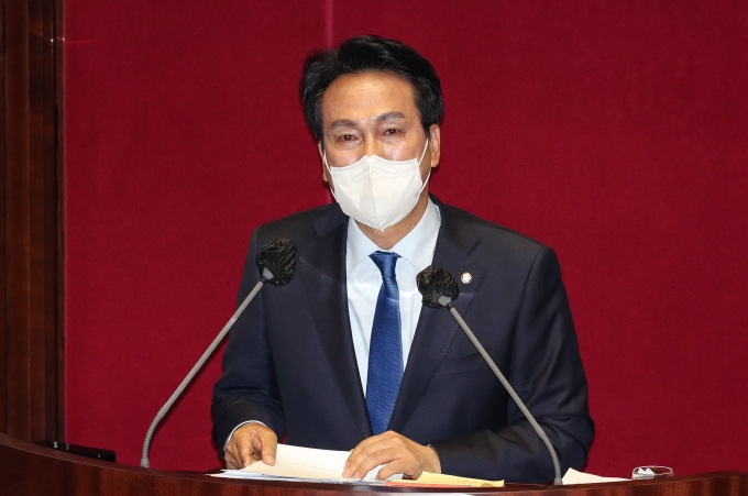 안민석 더불어민주당 의원이 고 김재윤 전 의원의 죽음은 억울하다며  검찰 기획수사에 대해 맹공을 퍼부었다. 사진은 지난 27일 서울 여의도 국회에서 열린 검찰의 수사·기소권 분리(검수완박) 법안 처리를 위한 본회의에서 검찰청법 일부개정법률안(대안)에 대한 무제한토론(필리버스터) 중 동료의원이었던 고 김재윤 의원이 "정치검찰 기획수사의 희생자"라고 주장하며 눈시울을 붉히는 모습. /사진=뉴스1