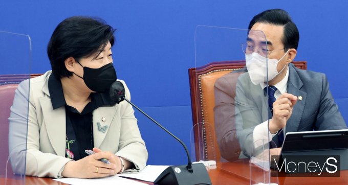 [머니S포토] 민주당 정책조정회의, 대화 나누는 서영교-박홍근