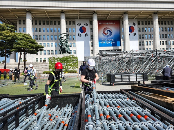 윤석열 당선인 취임식의 주요 행사들이 조금씩 개요를 드러내고 있다. 사진은 지난 26일 서울 여의도 국회 본청 앞에서 관계자들이 제20대 대통령취임식을 위한 기초 가설물을 세우는 모습. /사진=뉴스1