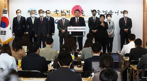 여야 갈등이 지속되면서 윤석열 정부 출범에 '비상등'이 켜졌다. 사진은 지난 13일 서울 종로구 통의동 인수위 공동기자회견장에서 새 정부 2차 인선 결과를 발표하는 윤 당선인. /사진=뉴스1