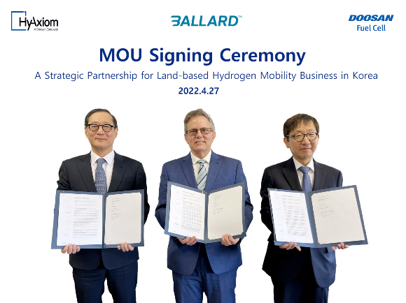 두산퓨얼셀이 28일 미국 코네티컷에 위치한 하이엑시엄 본사에서 발라드파워시스템즈, 하이엑시엄과 모빌리티용 수소연료전지 시스템 개발 및 수소버스 보급 사업을 위한 업무협약(MOU)을 체결했다. (왼쪽부터)정형락 하이엑시엄 사장이 존 캠벨 발라드 최고사업책임자, 제후석 두산퓨얼셀 부사장과 기념사진을 촬영하고 있다. / 사진=두산퓨얼셀