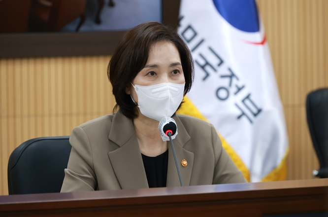 유은혜 부총리 겸 교육부장관이 대통령직인수위원회가 오는 2025년 자율형 사립고, 외국어고, 국제고를 폐지하는 방안을 재검토하겠다는 방침에 대해 반대 의사를 밝혔다. 사진은 유 부총리가 지난 27일 세종청사에서 열린 제6차 사회관계장관회의 겸 제3차 사람투자인재양성협의회에서 모두발언을 하는 모습. /사진=뉴스1