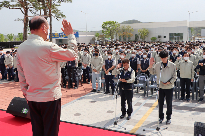 광주글로벌모터스가 공장 준공 1주년을 하루 앞둔 28일 본사 중앙광장에서 전 직원이 참석한 가운데 '상생의 일터 실천 결의대회'를 열었다. /사진=광주글로벌모터스