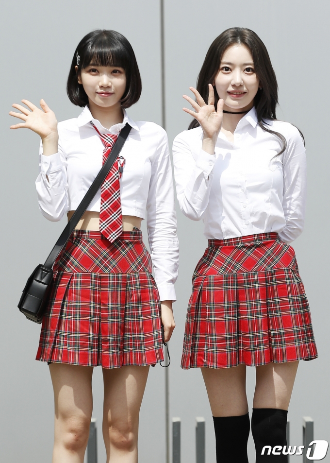 르세라핌(LE SSERAFIM)의 미야와키 사쿠라와 김채원(왼쪽)이 28일 경기도 고양시 일산 동구 장항동 JTBC 일산스튜디오에서 열린 '아는 형님'(아형) 녹화에 참석해 포즈를 취하고 있다. 2022.4.28/뉴스1 © News1 권현진 기자