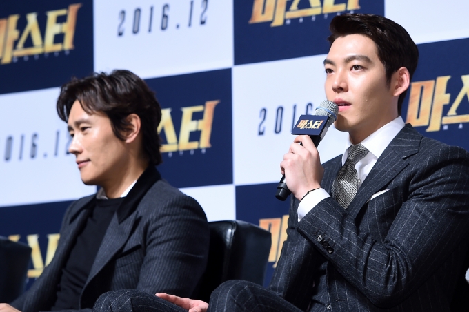 배우 김우빈(사진 오른쪽)이 비인두암을 앓은 가운데, 병을 알게 된 계기에 이병헌이 있었다는 주장이 나와 관심을 받고 있다. 사진은 2016년 개봉한 영화 '마스터' 제작보고회에 참석한 이병헌과 김우빈. /사진=뉴스1