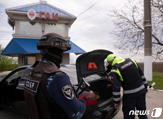 몰도바 친러 분리주의지역 트란스니스트리아 티라스폴 외곽 검문소에서 경찰이 차량 안을 점검하고 있다. 지난 25~26일 폭발 보고 이후 경비가 삼엄해진 탓이다. 2022. 4. 27. © 로이터=뉴스1 © News1 최서윤 기자