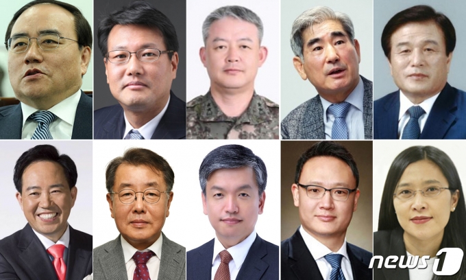 장제원 당선인 비서실장은 1일 서울 종로구 통의동 대통령직인수위원회 사무실에서 기자회견을 열고 '2실(비서실장·안보실장) 5수석(경제·사회·정무·홍보·시민사회)' 인선 결과를 발표했다. 윗줄 왼쪽부터 김성한 국가안보실장, 김태효 국가안보실장 제1차장, 신인호 국가안보실 제2차장, 김용현 대통령실 경호처장, 이진복 정무수석 내정자, 아랫줄 왼쪽부터 강승규 시민사회수석, 최영범 홍보수석, 최상목 경제수석비서관, 안산훈 사회수석비서관, 강인선 대통령실 대변인 내정자. (대통령직인수위원회 제공) 2022.5.1/뉴스1 © News1 조태형 기자