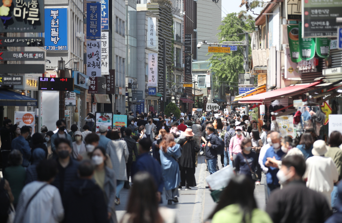 서울 종로구 인사동에서 마스크를 쓴 시민들이 이동을 하고 있다./사진=뉴스1