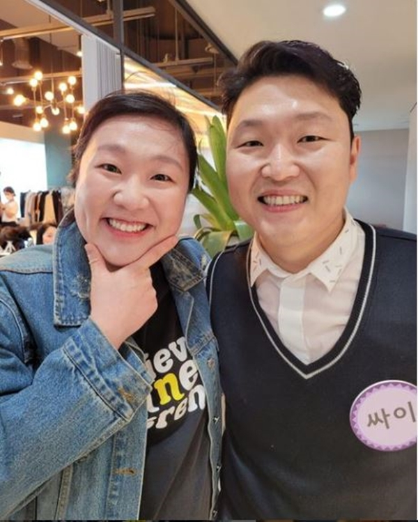 개그우먼 이수지가 지난 1일 자신의 인스타그램을 통해 가수 싸이와 판박이처럼 닮은 사진을 공개해 웃음을 안겼다. /사진=이수지 공식 인스타그램 계정 캡처