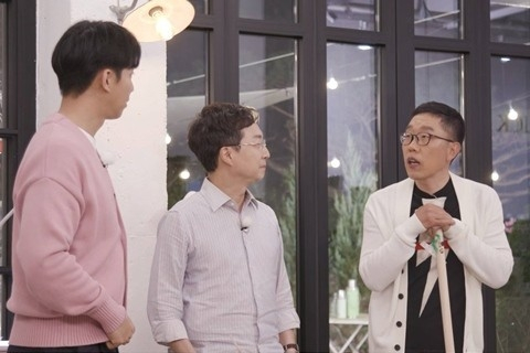 방송인 김제동(오른쪽)이 여자친구가 생겼다는 깜짝카메라로 '집사부일체' 멤버들을 완벽하게 속였다. /사진=SBS 제공