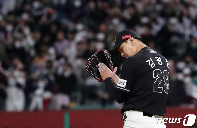3일 오후 인천 SSG랜더스필드에서 열린 프로야구 2022 KBO 리그 SSG랜더스와 한화이글스의 경기에서 SSG 선발 김광현이 7회초 한화의 공격 2사 1,3루 위기를 넘긴 후 안도하고 있다. 2022.5.3/뉴스1 &copy; News1 구윤성 기자