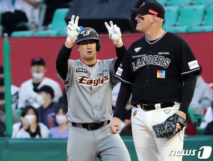 3일 오후 인천 SSG랜더스필드에서 열린 프로야구 2022 KBO 리그 SSG랜더스와 한화이글스의 경기에서 3회초 한화의 공격 2사 2루 상황때 최재훈이 1타점 적시타를 친 뒤 세리머니 하고 있다. 2022.5.3/뉴스1 &copy; News1 구윤성 기자