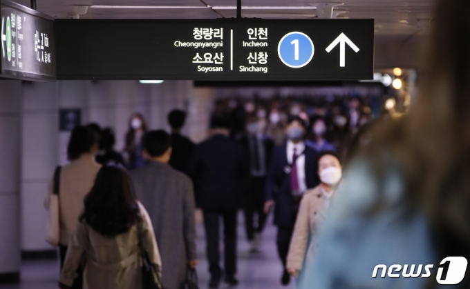 서울 지하철 시청역에서 시민들이 출근길 발걸음을 재촉하고 있다. 2022.2.4/뉴스1 © News1 권현진 기자