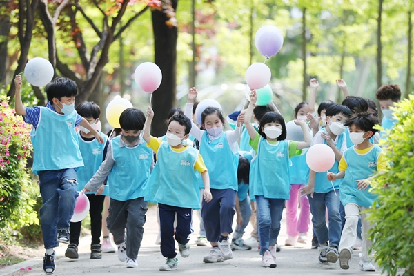목요일은 100번째 어린이날을 맞이하며 다채로운 행사가 함께한다. 사진은 지난 4일 서울 송파구 서울놀이마당에서 열린 '놀이한마당' 행사를 찾은 어린이들. /사진=뉴스1