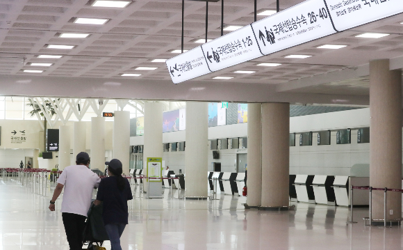다음달 1일부터 제주와 양양공항 외국인 여행객에 대한 무비자 입국이 허용된다. 4일 오후 제주국제공항 국제선 출국장이 한산한 모습을 보이고 있다./사진=뉴스1