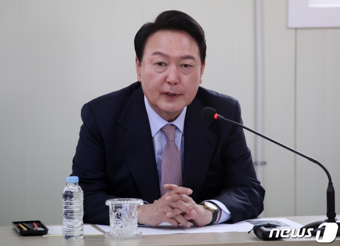 윤석열 대통령 당선인이 4일 강원 원주시 부론산업단지를 방문해 지자체 등 유관기관 관계자들과의 간담회에서 발언하고 있다. 2022.5.4/뉴스1 © News1 인수위사진기자단