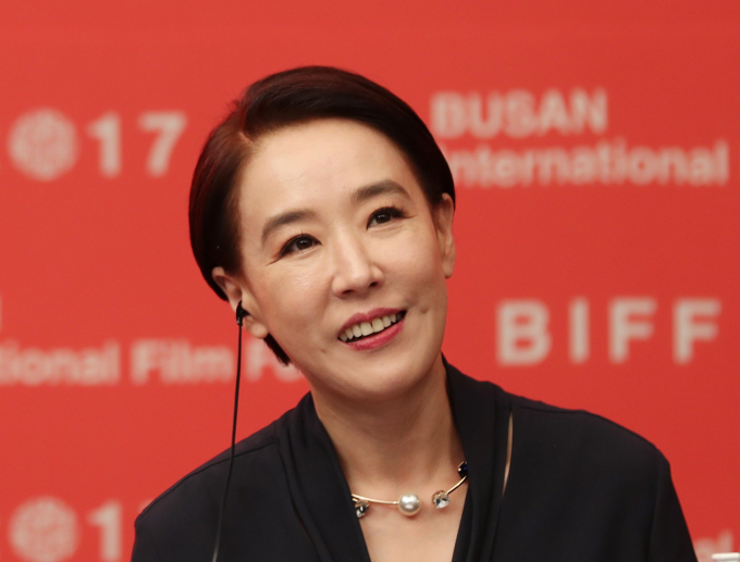 영화배우 강수연(55)씨가 지난 5일 뇌출혈로 인한 심정지 상태로 병원에 이송된 것으로 전해졌다. 뇌출혈은 큰 틀에서 뇌졸중으로 분류되는데 의심증상을 빠르게 인지해 치료를 받지 못하면 치명적이다. 뇌졸중은 국내 사망 원인 4위로 꼽힌다. 사진은 지난 2017년 10월13일 배우 강수연이 부산 해운대구 영화의전당 두레라움홀에서 열린 갈라프레젠테이션 기자회견에서 미소짓는 모습. /사진=뉴시스