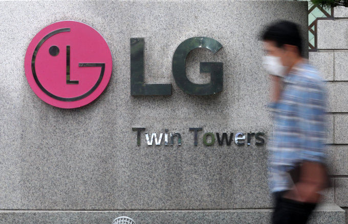 LG화학이 이산화탄소를 활용해 플라스틱 원료를 만드는 기술을 개발했다. 사진은 서울 여의도 LG트윈타워. /사진=뉴시스